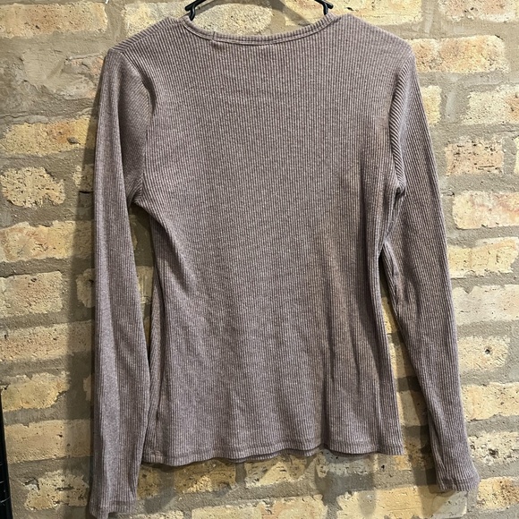 Classic & Comfortable Ribbed Long-Sleeve Tee - Old Navy (Size Large) - Picture 3 of 3